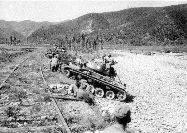 M24 Chaffee light tanks of the 25th Infantry Division, U.S. Army, wait for an assault of North Korean T-34-85 tanks at Masan.
