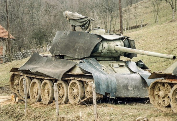 A Bosnian Serb Army T-34-85, with rubber matting added in an attempt to hide its thermal signature, near Doboj in early 1996. Photo: Paalso CC BY-SA 3.0