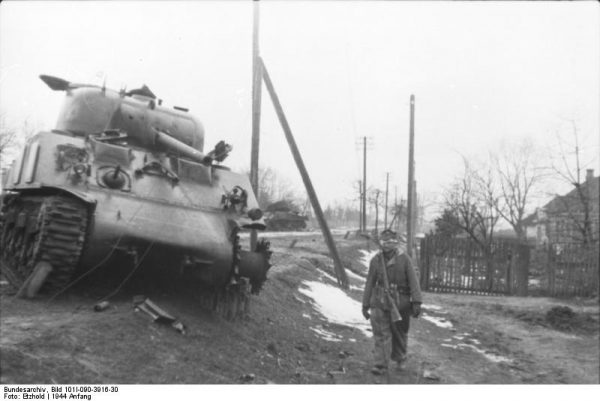 A knocked out Sherman that was in Soviet use. Bundesarchiv CC BY-SA 3.0 de