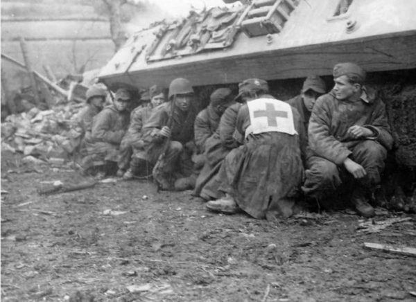 GI’s and German POW take cover by M10 28 February 1945