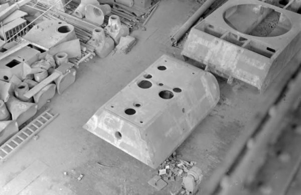 Maus turret and hull Maus turret at the Krupp factory in Essen. Jagdtiger and Maus gun mantlets can also be seen on the left.