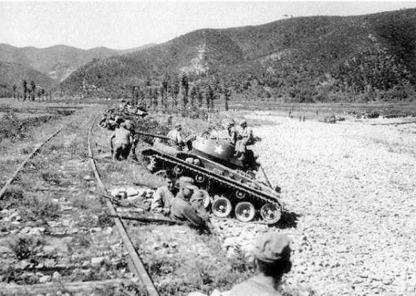 M24 Chaffee light tanks of the 25th Infantry Division, U.S. Army, wait for an assault of North Korean T-34-85 tanks at Masan.