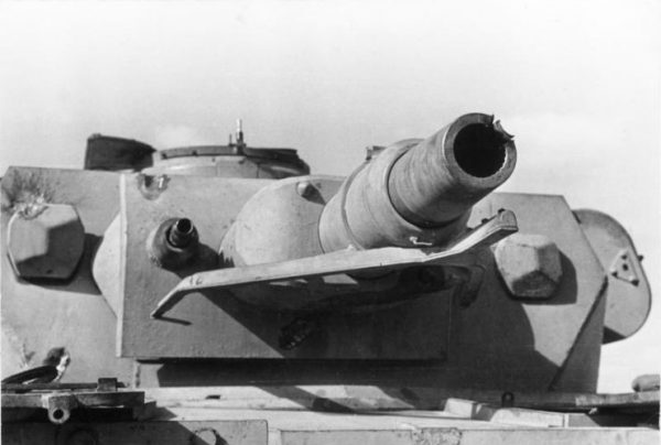 A Panzer IV Ausf. E showing signs of weapon impacts on the turret and the edge of the gun barrel. Photo Bundesarchiv, Bild 101I-783-0117-113 Dörner CC-BY-SA 3.0