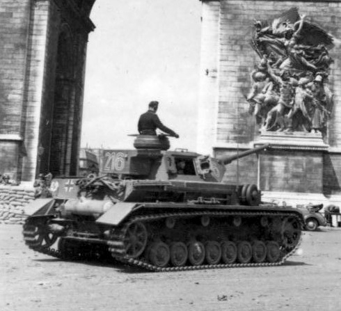 A Panzer IV Ausf. G of the 1st SS Panzer Division “Leibstandarte Adolf Hitler” near the Arc de Triomphe in Paris, 1942. Bundesarchiv, Bild 101III-Zschaeckel-170-20 Zschäckel, Friedrich CC-BY-SA