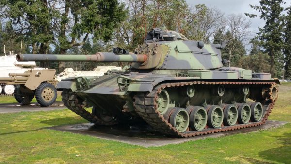 An early M60 with the M48 style turret. Note the 105 mm M68 gun. Image by Articseahorse CC BY-SA 4.0.