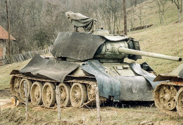 A Bosnian Serb Army T-34-85, with rubber matting added in an attempt to hide its thermal signature, near Doboj in early 1996.Photo: Paalso CC BY-SA 3.0