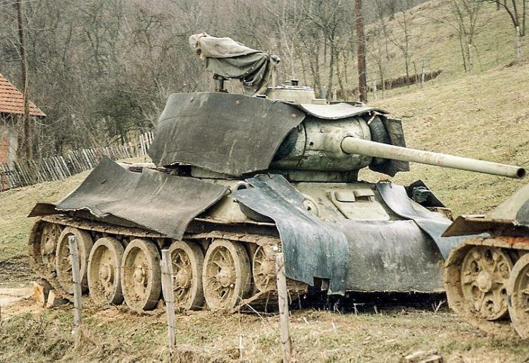 A Bosnian Serb Army T-34-85, with rubber matting added in an attempt to hide its thermal signature, near Doboj in early 1996.Photo: Paalso CC BY-SA 3.0 A Bosnian Serb Army T-34-85, with rubber matting added in an attempt to hide its thermal signature, near Doboj in early 1996.Photo: Paalso CC BY-SA 3.0