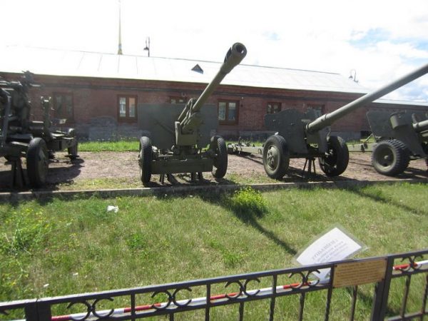 76 mm divisional gun M1942 (ZiS-3) in Saint-Petersburg Artillery museum. By Gigolt CC0