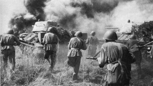 Soviet troops charge behind T-34 tanks, 1943. Photo Mil.ru CC BY 4.0