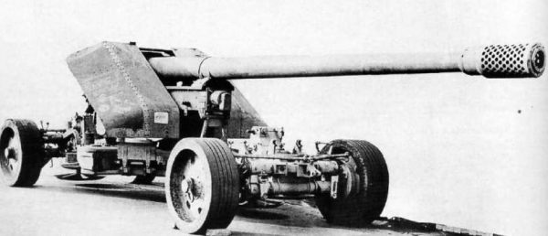 The 12.8 cm PaK 44 L/55 gun on a conventional field gun mounting.