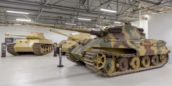 From left to right: Tiger II V2 Prototype made of mild steel, Jagdtiger 305004, and Tiger II 280093 that was captured in France. Image by Morio CC BY-SA 4.0.