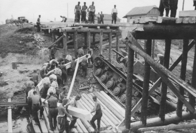 German engineers build a bridge over the collapse of the Soviet tank KV-1. Initially, this tank in May 1941, was sent to Kharkov armored school,. According to the ‘Report on the motion of the material part of the 27th TP 14th TD’ July 15, 1941 ‘tank KV-M first tank battalion, going from repair in the area of ​​Vitebsk Vitebsk on the highway, the bridge collapsed.